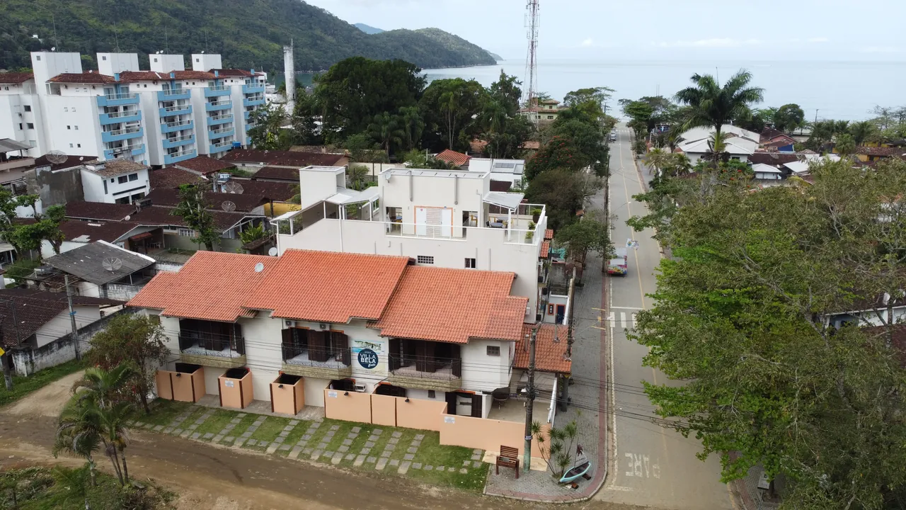 Vista aérea do Villa Bela Flats e da rua que leva à Praia da Enseada