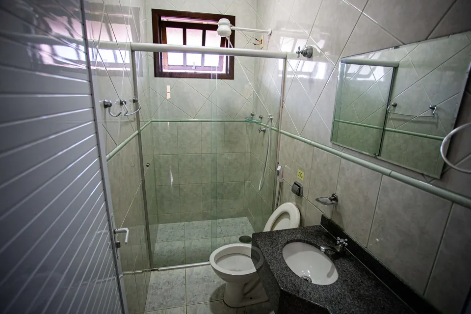 Banheiro do loft com box de vidro