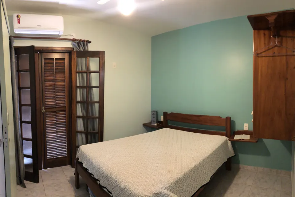 Suíte com cama de casal no apartamento 102