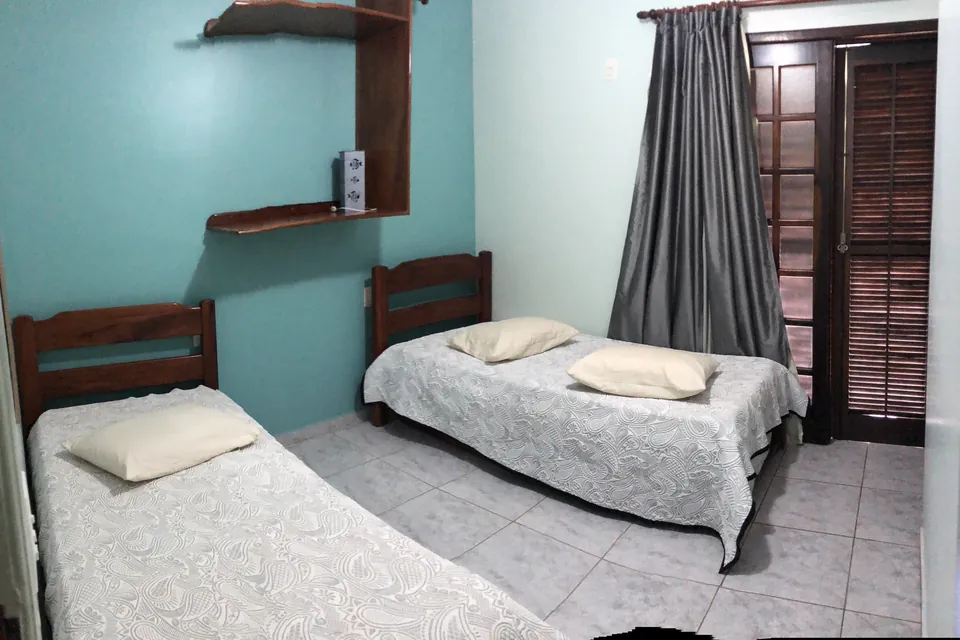 Segundo quarto do apartamento 102, com duas camas de solteiro