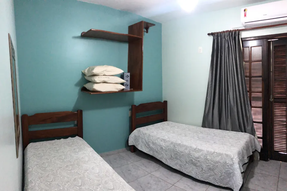 Outro ângulo do quarto de solteiros do apartamento 102
