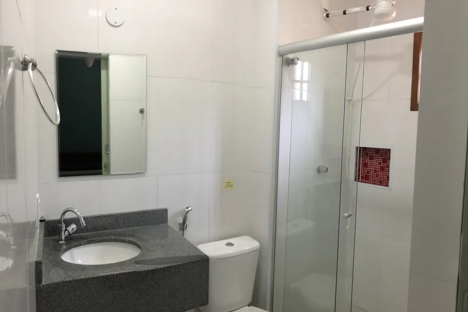 Banheiro do apartamento 102, com bancada de granito e box