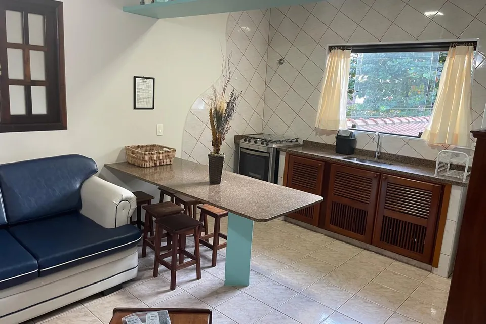 Sala de estar integrada à cozinha no apartamento 101