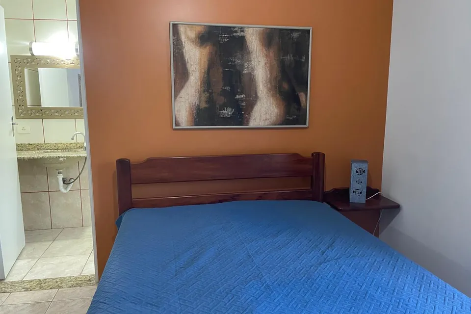 Suíte com cama de casal no apartamento 101