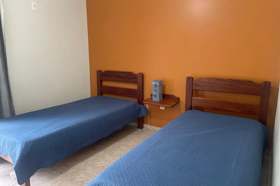 Segundo quarto do apartamento 101, com duas camas de solteiro