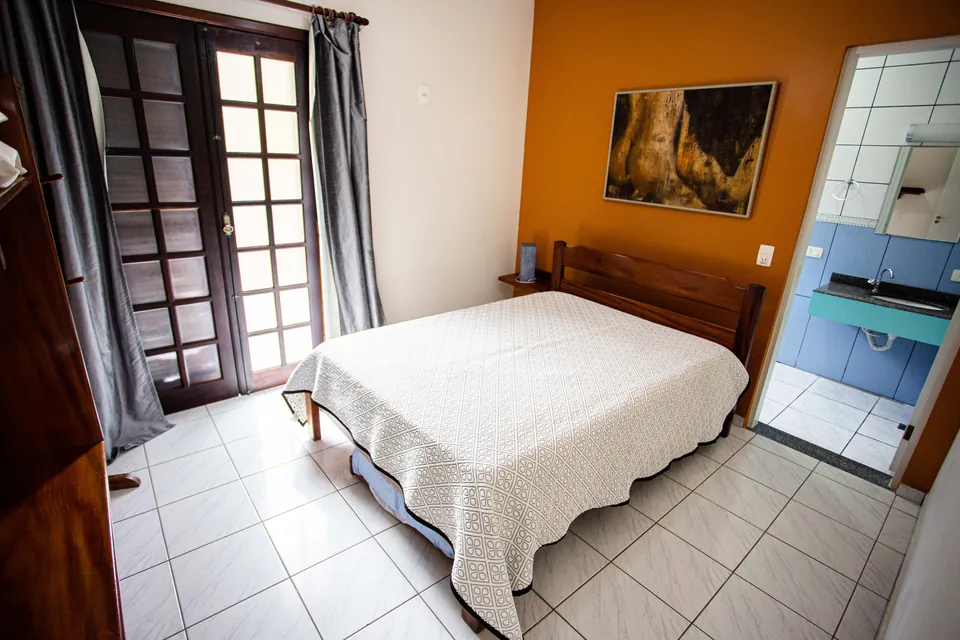 Quarto de casal com varanda no apartamento para até 8 pessoas