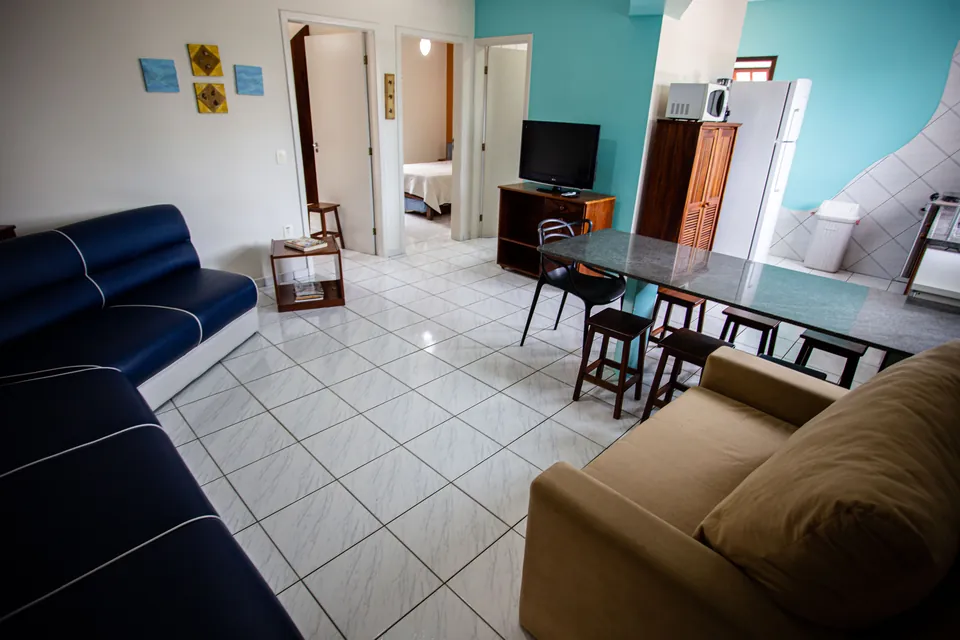 Sala integrada à cozinha no apartamento para até 8 pessoas